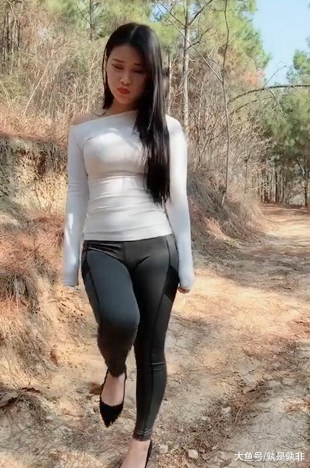街拍:乡村小路上的时尚美女, 给人一种格格不入的美