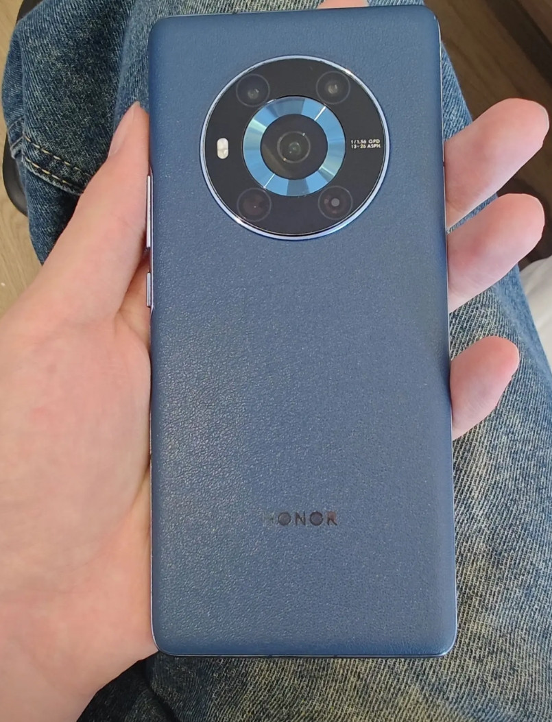 荣耀Magic系列用户现状，看看你是不是这样：荣耀Magic3系列：续航不够已