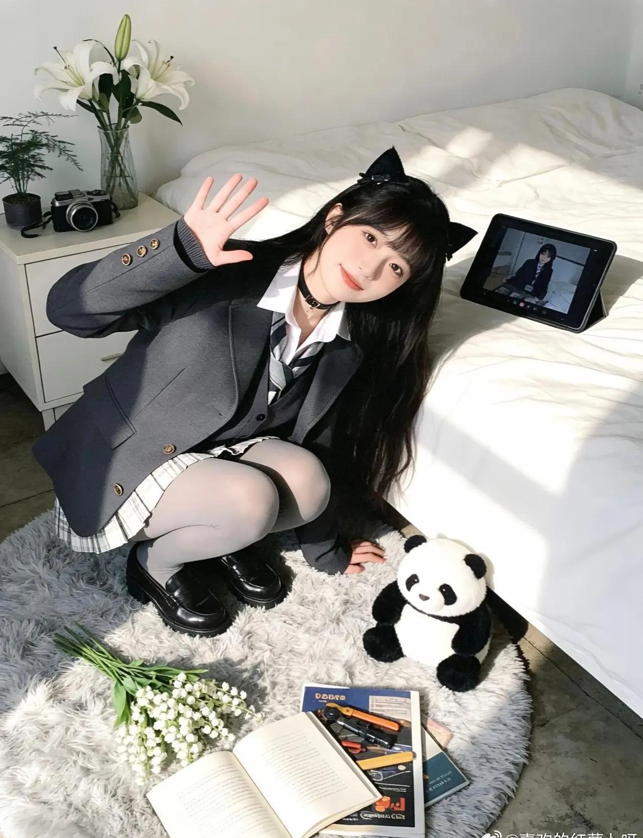 阳光洒进房间，少女与猫耳发带，可爱与文艺的完美结合。🌞📖🐾