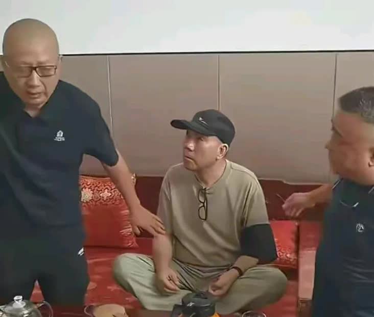 杨少华的告别仪式上就能看出来，杨议虽然是小儿子但却是这家的话事人。所有人都得听他