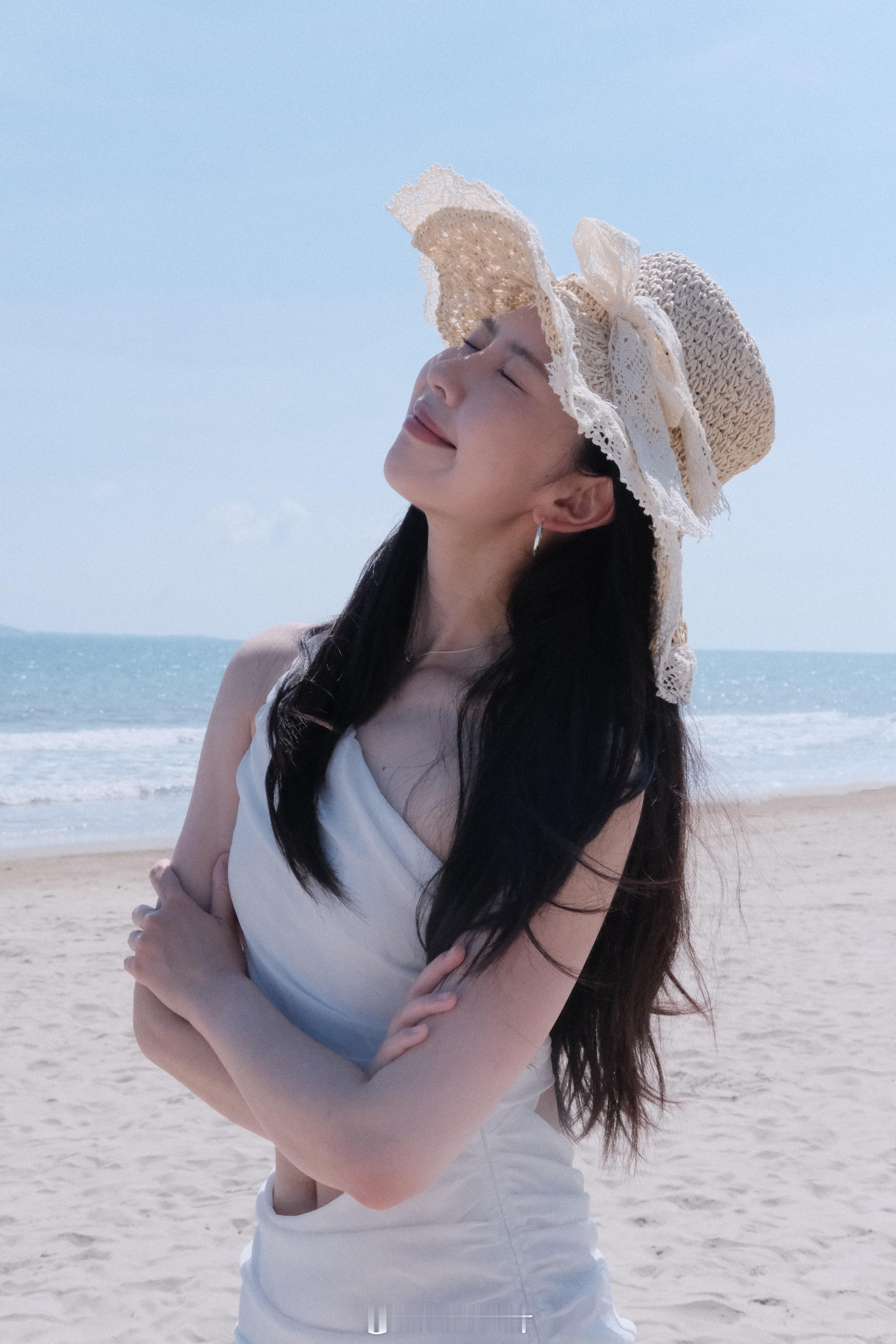 🌴🥥🪂：直到去机场前一刻还在沙滩这是朴实的三亚辽阔的大海炙热的夏天靠