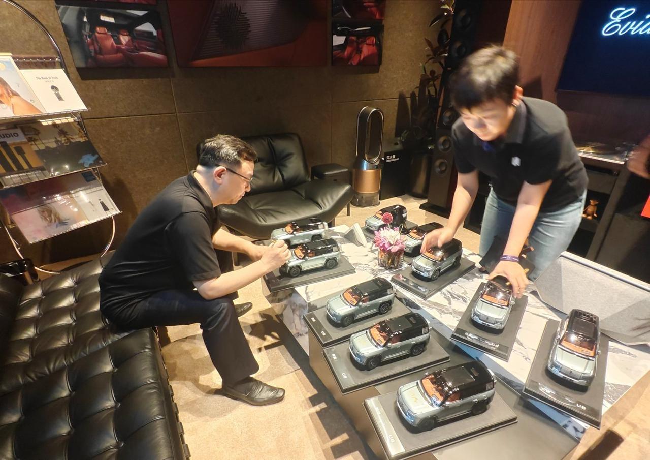 比亚迪30周年的时候，船夫哥说：比亚迪30年发家史就是一部“敢想敢干敢坚持”的奋