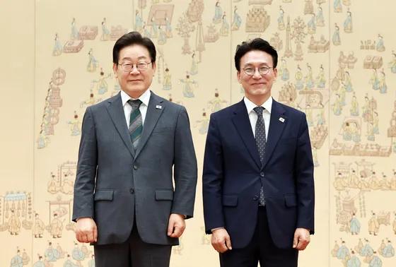 李在明政府首任总理.韩国第49任总理金民锡收到了李在明的任命书曾经在党派并肩