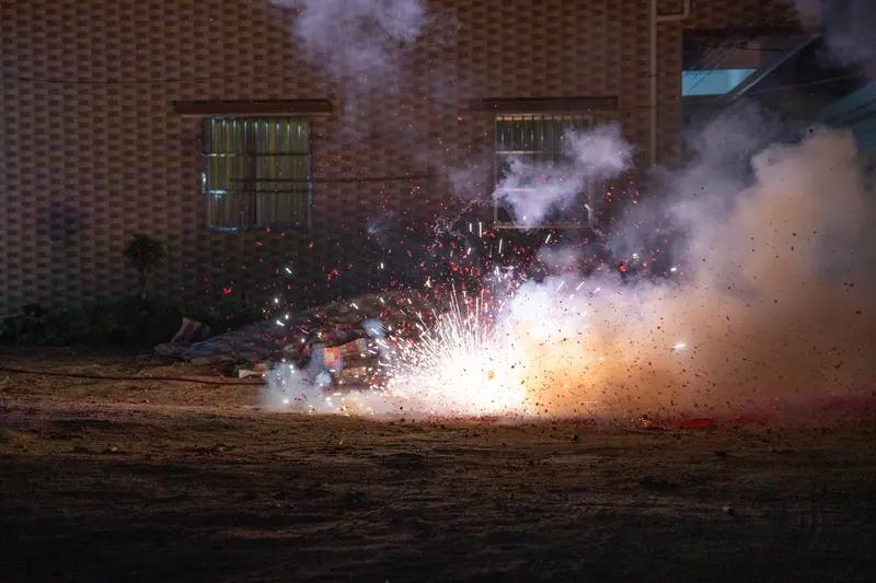 过年放鞭炮本是图个热闹，可有些惊险瞬间真让人后怕。湖南有个家庭放烟花，烟花轨迹偏