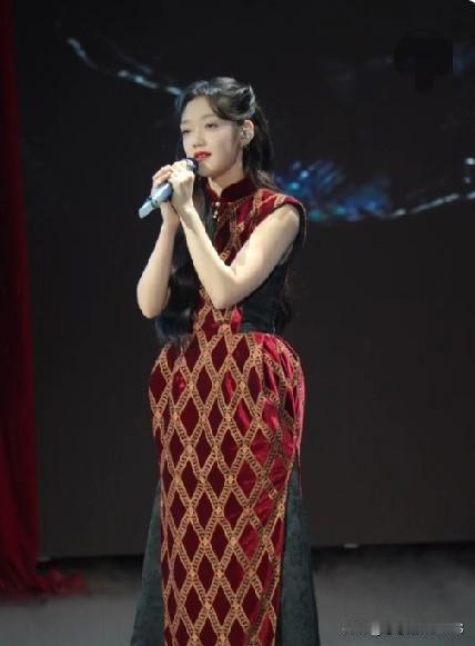 说实话，希林娜依·高这裙子真不是她撑不起来，是设计师的锅！胯骨那块的剪裁，我希本