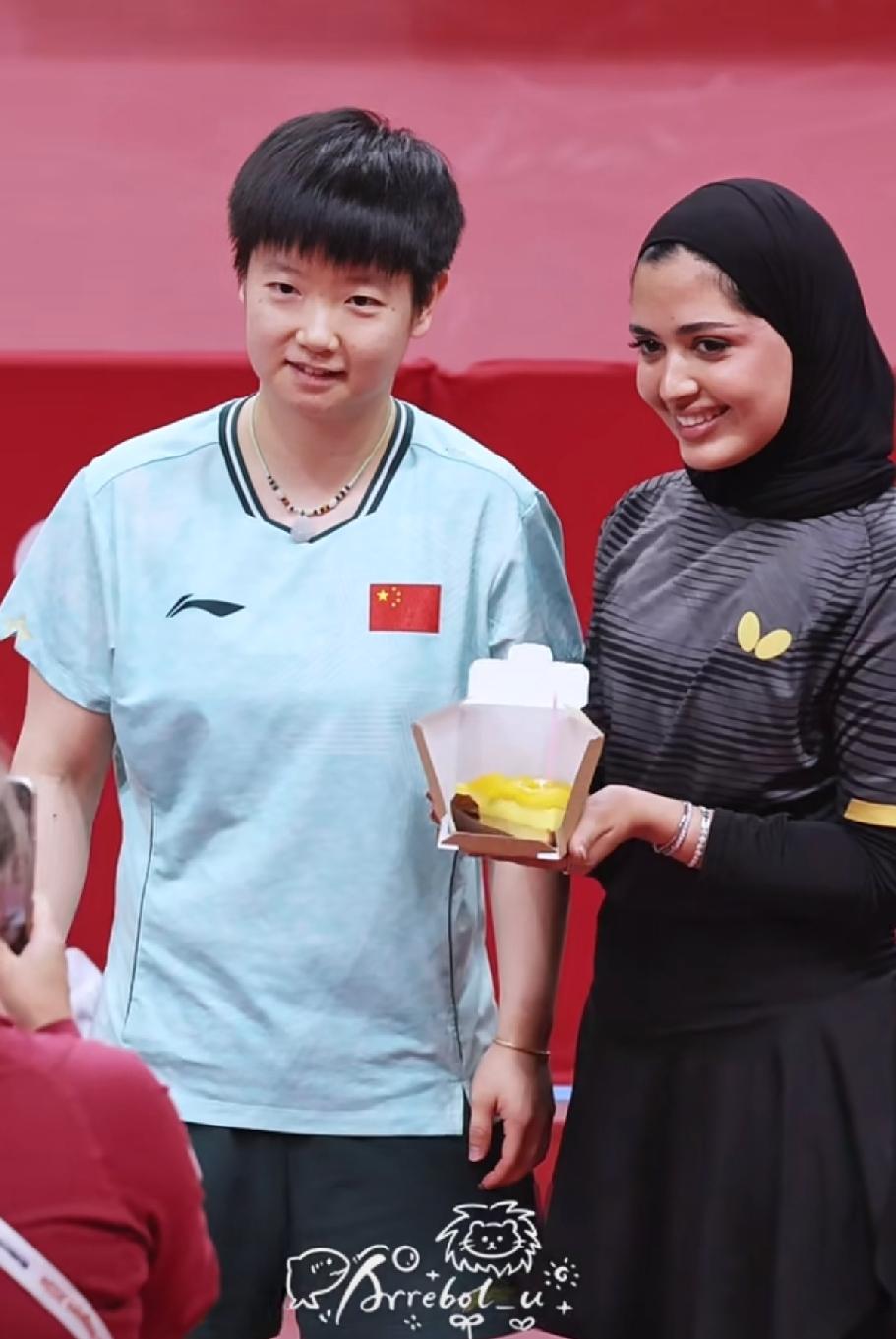 这画面给莎莎都整害羞了，赛场上竟然有人主动送蛋糕，这也是破天荒第一次吧。可