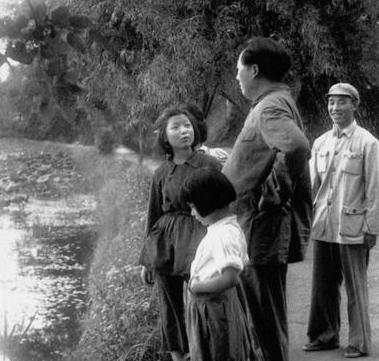 1948年5月，毛主席乘车赶往西柏坡，路过一个村庄的时候，被一阵阵哭声吸引了注意