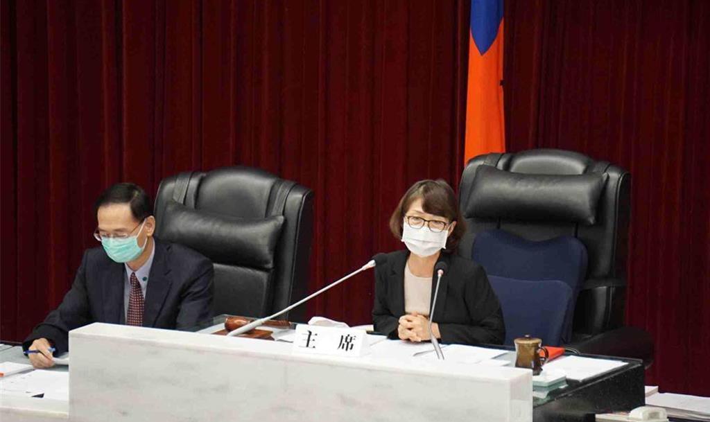 国民党高雄市前议长、现任议员曾丽燕诈领助理费案，高雄高分院今日二审宣判维持12年