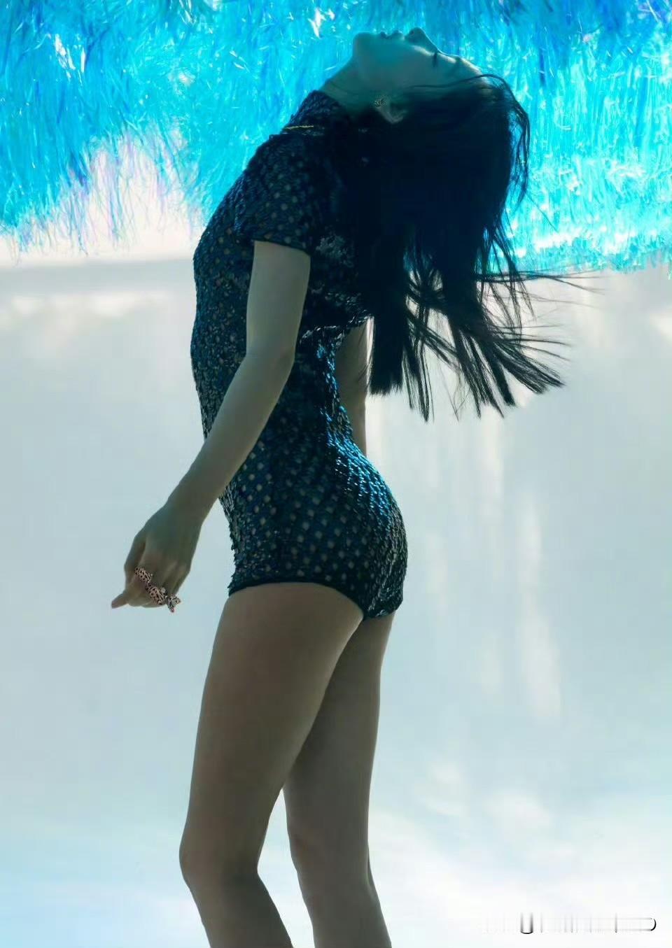 周冬雨的时尚表现力，每次都能给人惊喜！[赞]