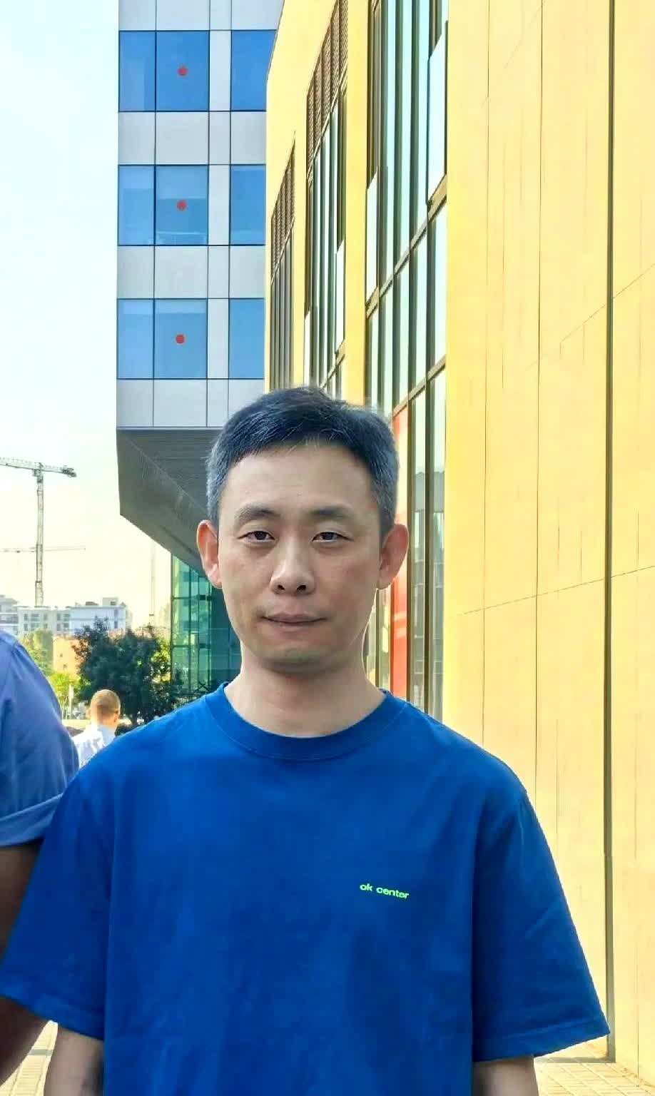张译腕上那块黑蓝相间的Seamaster一露，弹幕瞬间刷屏：“这质感，绝