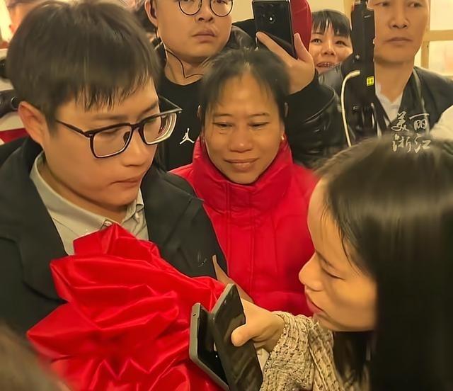 梁志辉原本不想认亲，但后来还是认了。三十年前，一个两岁多的孩子在厦门出租屋里突