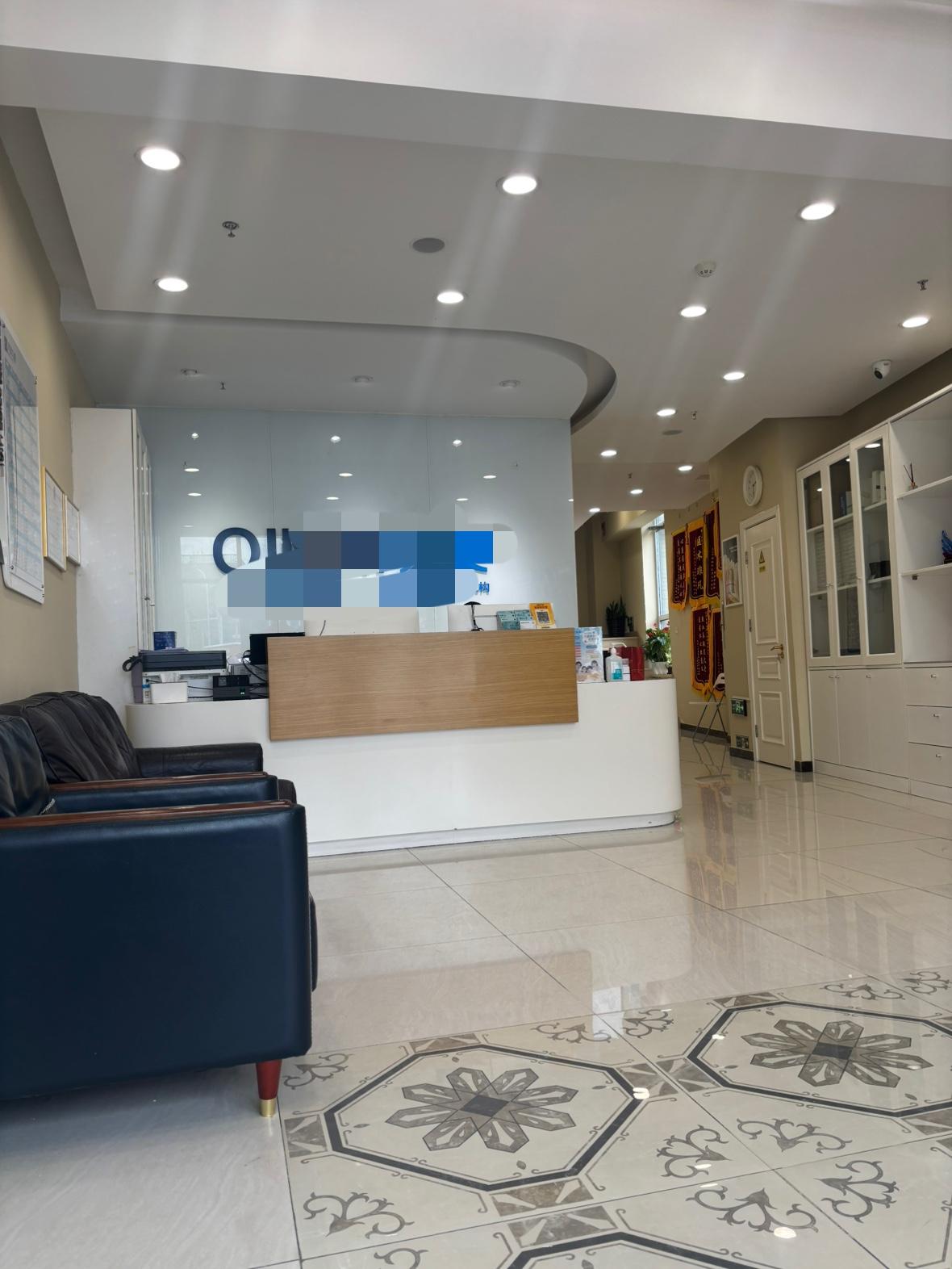 现在的口腔医院真的越来越搞不明白，我在公医院的做个牙周治疗四次完成每次一千多，尤