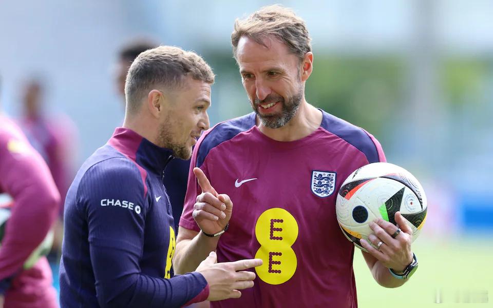 英媒体总要没事找事，每日电讯报比较了索斯盖特和图赫尔不同的带队风格。索斯盖特强调