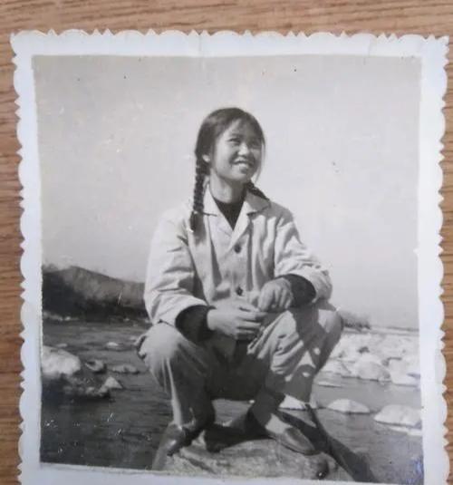 1969年，北京一名女知青被公羊顶倒，她从地上爬起来拍打身上的泥土，那只羊又退后