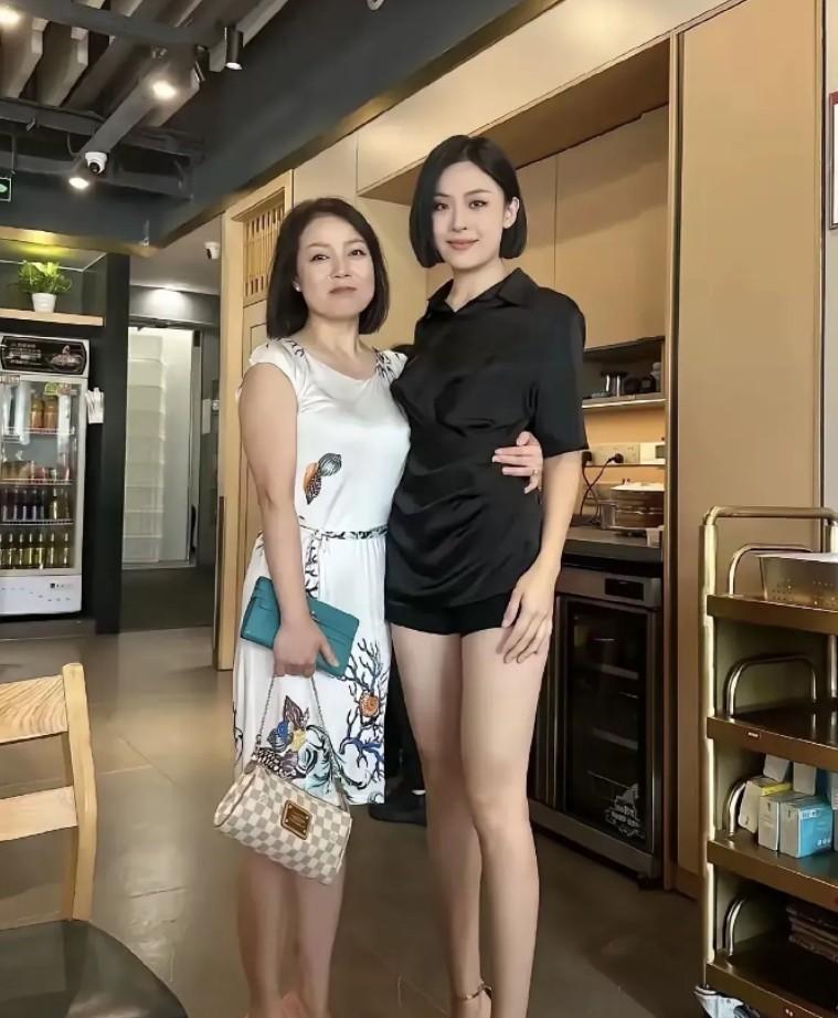 从这张母女图上可以看出，爸爸应该是个大高个，不然生不了这么漂亮的女儿