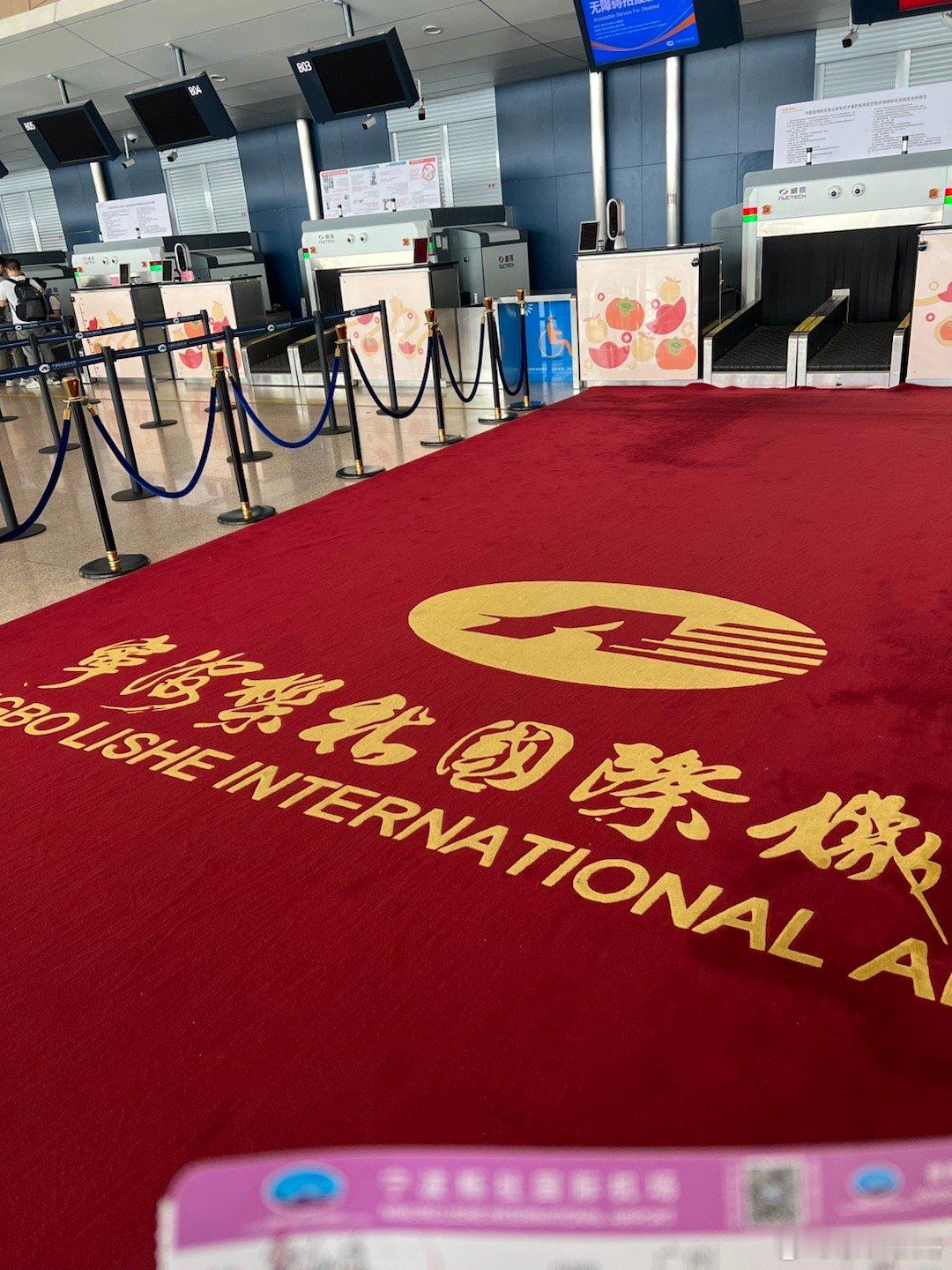 登机了，怒赞南航宁波机场的小姐姐。原定14:55飞广州的航班上午被告之延误查了A