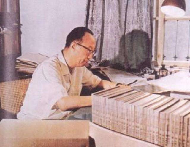 1974年，梁实秋和妻子程季淑去西雅图市场购物时，程季淑发现丈夫的鞋带松了，于是