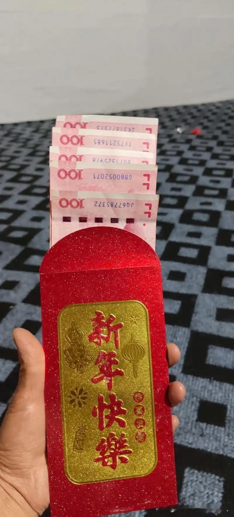 今天直接和老公吵翻了，导火索是过年给他侄子们的压岁钱！我们夫妻俩没孩子，老公哥哥