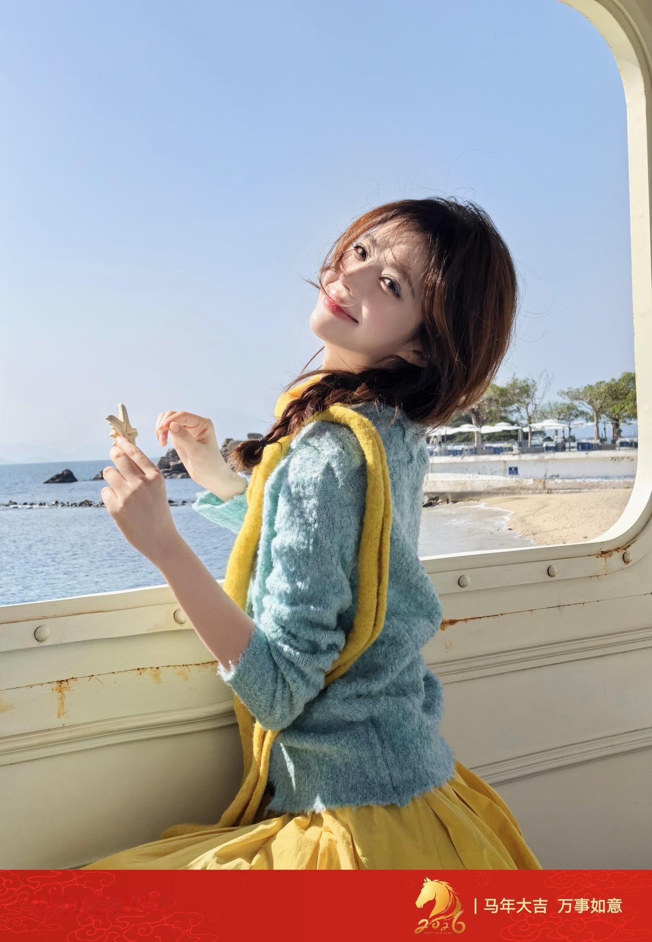 海边少女与贝壳的浪漫时光海边元气少女少女感穿搭