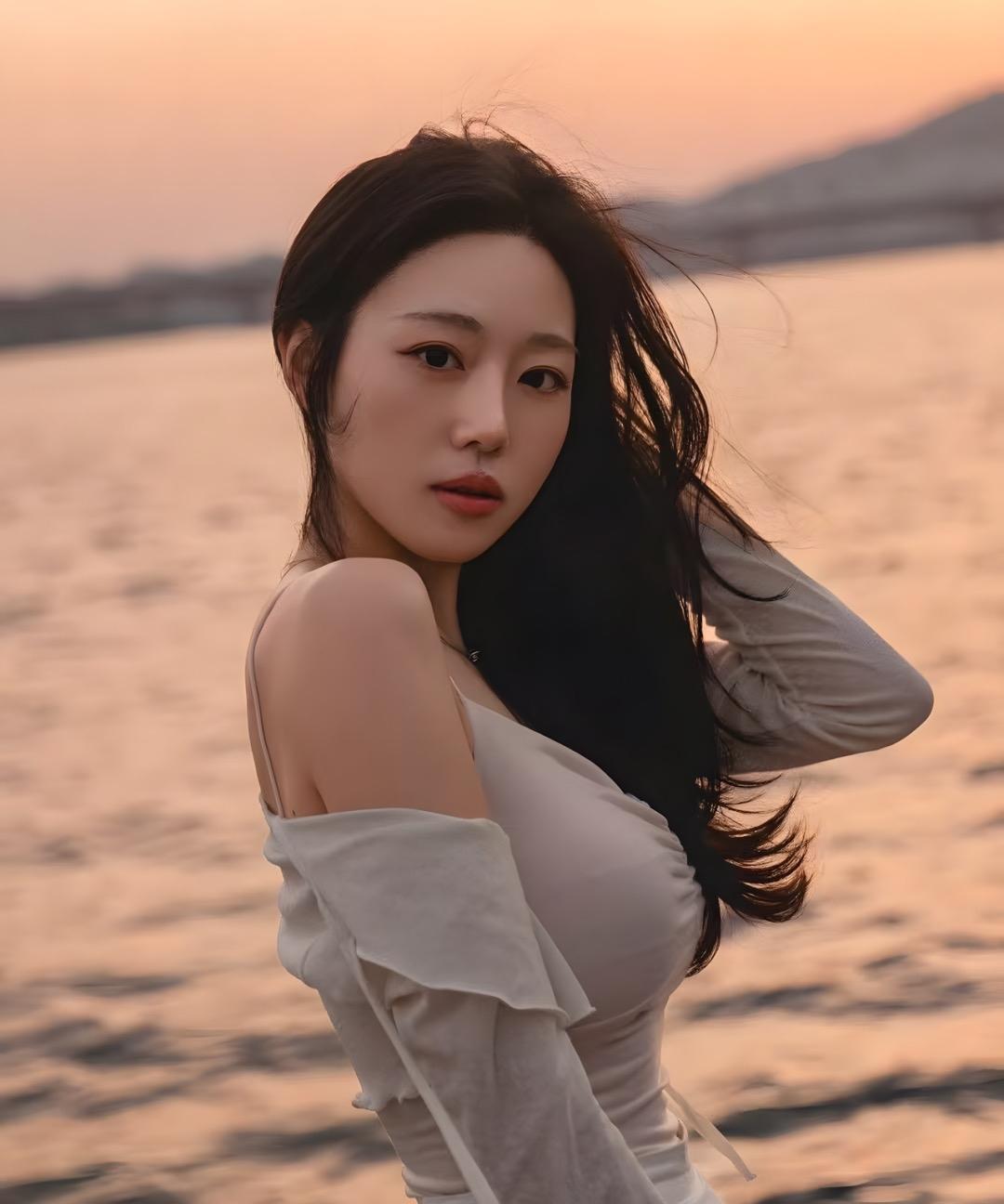 日落海边，温柔时光，轻纱飘逸，浪漫瞬间。