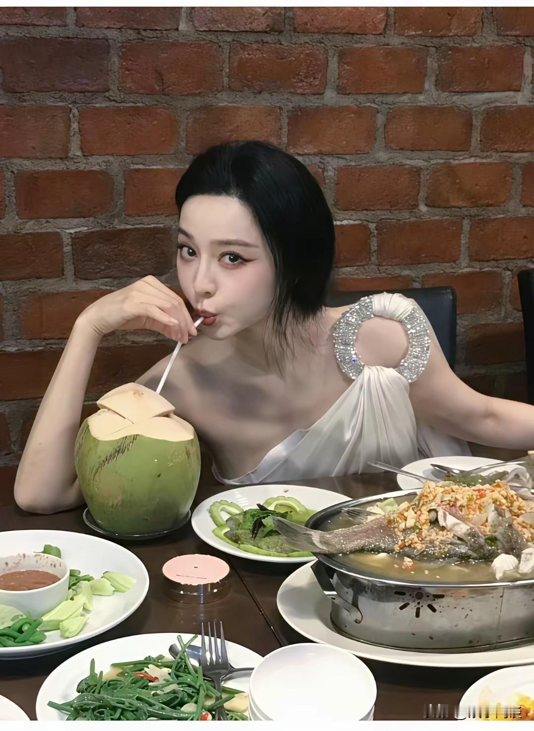 简简单单吃一顿便饭，气质依旧藏不住！一举一动从容温婉，浑身透着大家闺秀的气度。