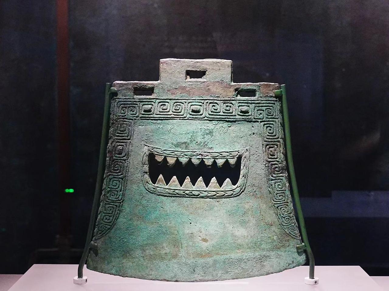 中国考古界一直在系统性地弄虚作假造谣撒谎新干大洋洲墓葬出土的钺，表面绿锈上有明