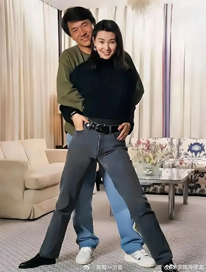 成龙大哥与女星合影爱用后抱姿势，或许是想给女孩满满安全感，彰显英雄气概，尽显男儿