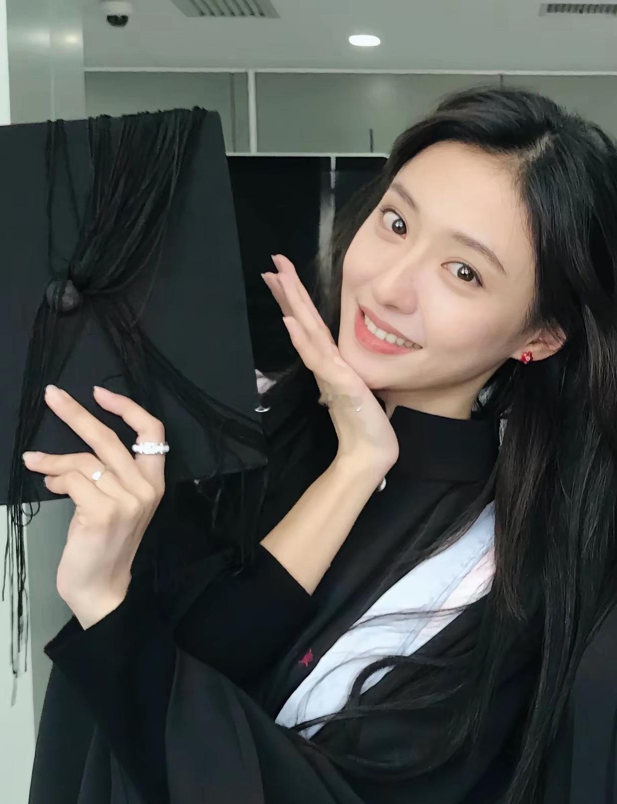 胡连馨好漂亮呀，毕业照太美了