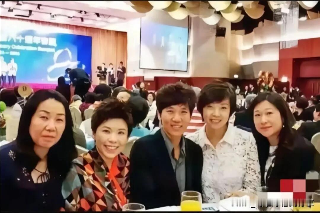 相信大多数人跟我一样，看了大半天也只认出了张怡宁和邓亚萍，张怡宁以前看着一般，如