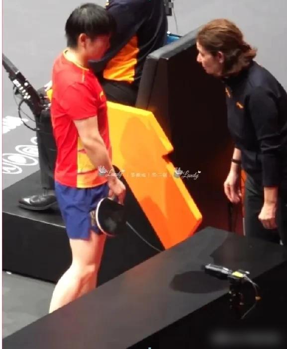 听说莎莎当时在和裁判确认，如果因为脚伤退赛单打，是否会影响混双，裁判说不会后，莎