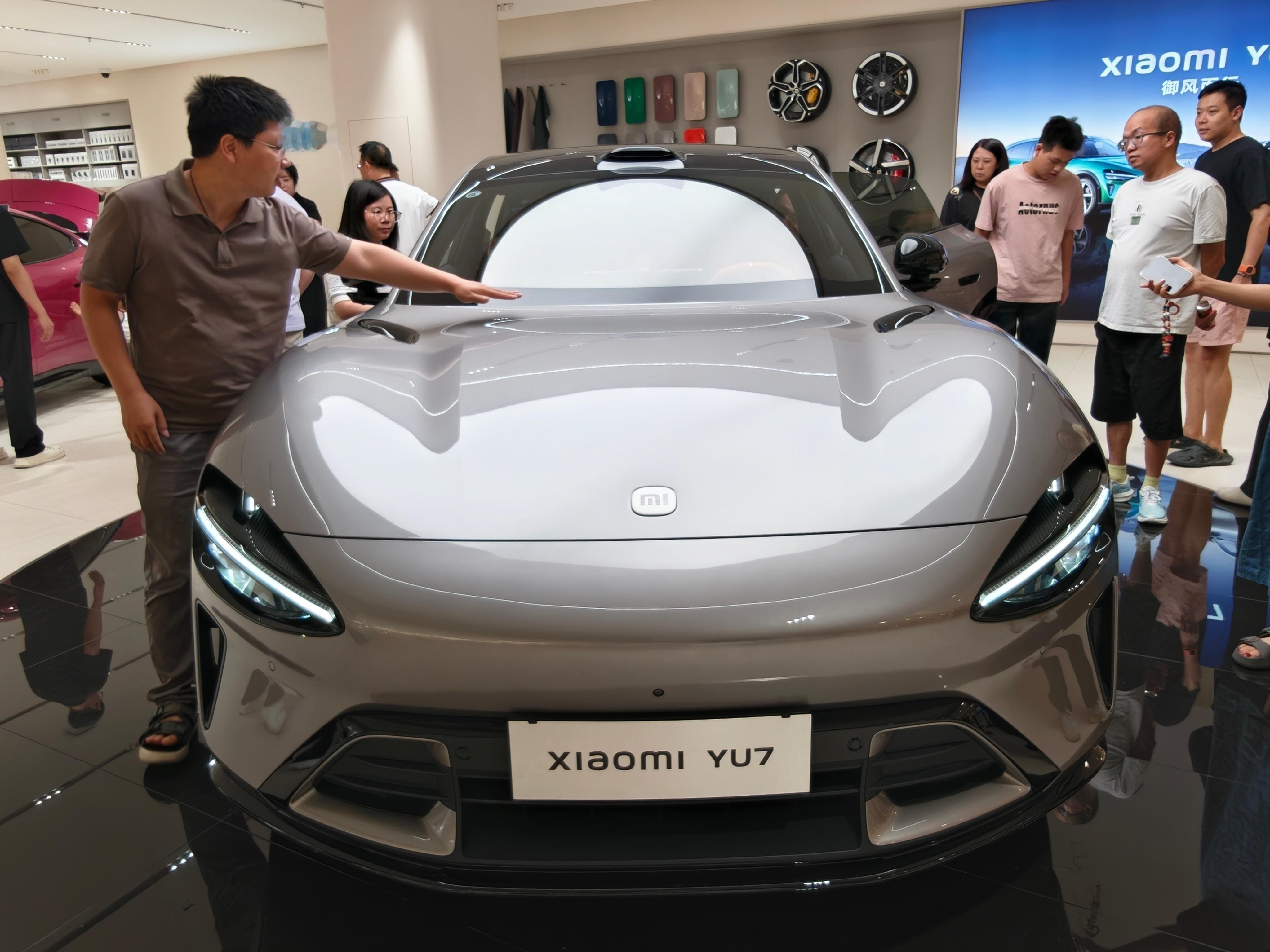 小米yu7在小米YU7上市的首个周末，我去看了小米YU7的实车，有一些探店的感