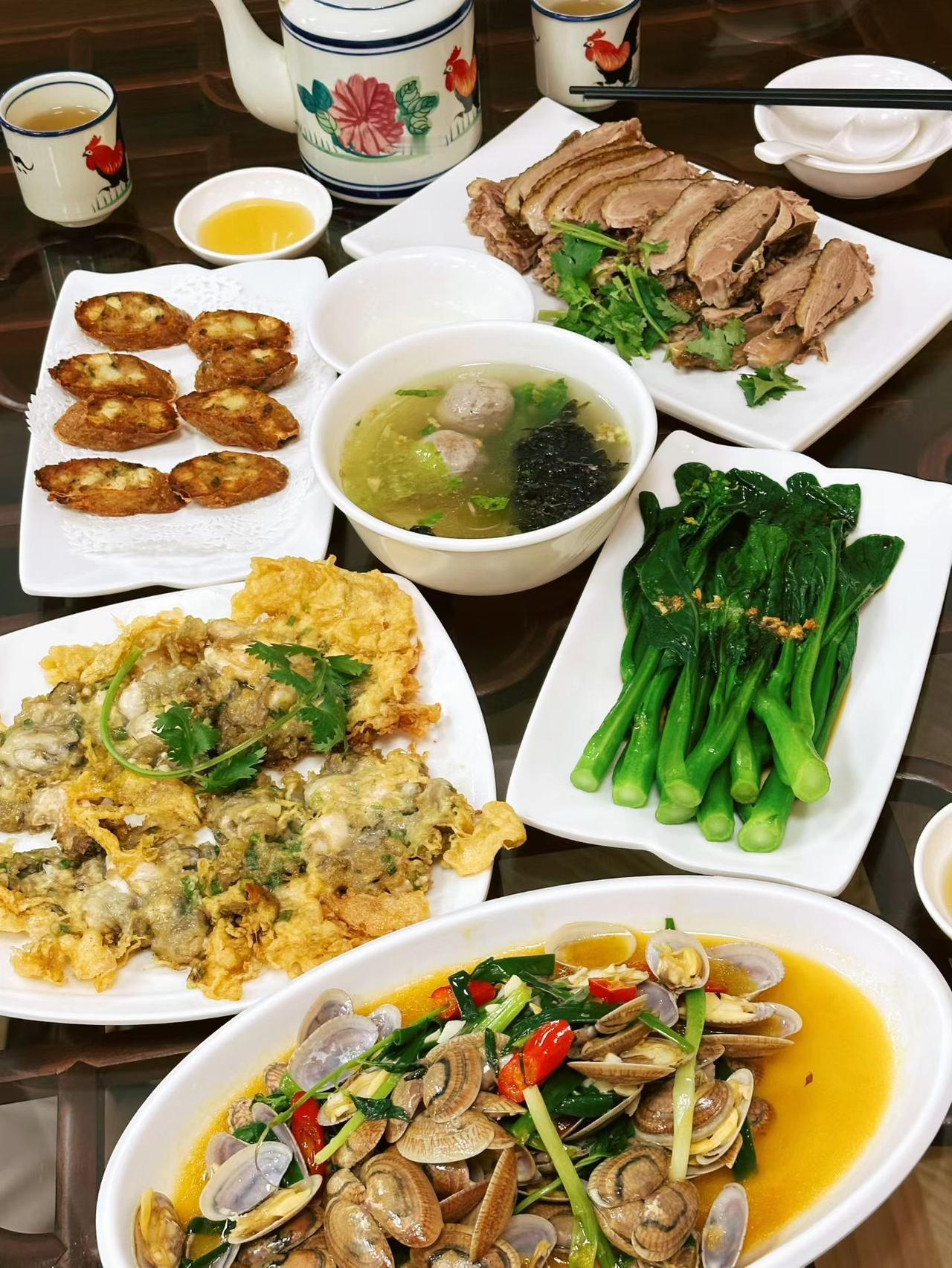 丰盛的一桌家常菜真香，色相味俱全开吃。