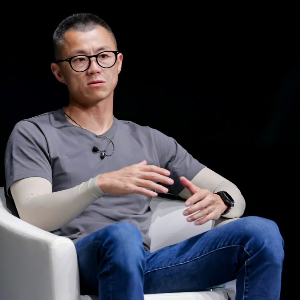 短袖配秋衣，眼镜没镜片，哗众取宠。​​​