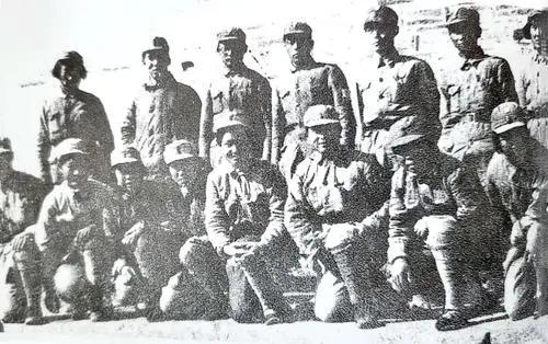 新四军在抗日战争期间险些全军覆没。遭到蒋介石污蔑，甚至被强行取消部队番号。周总理