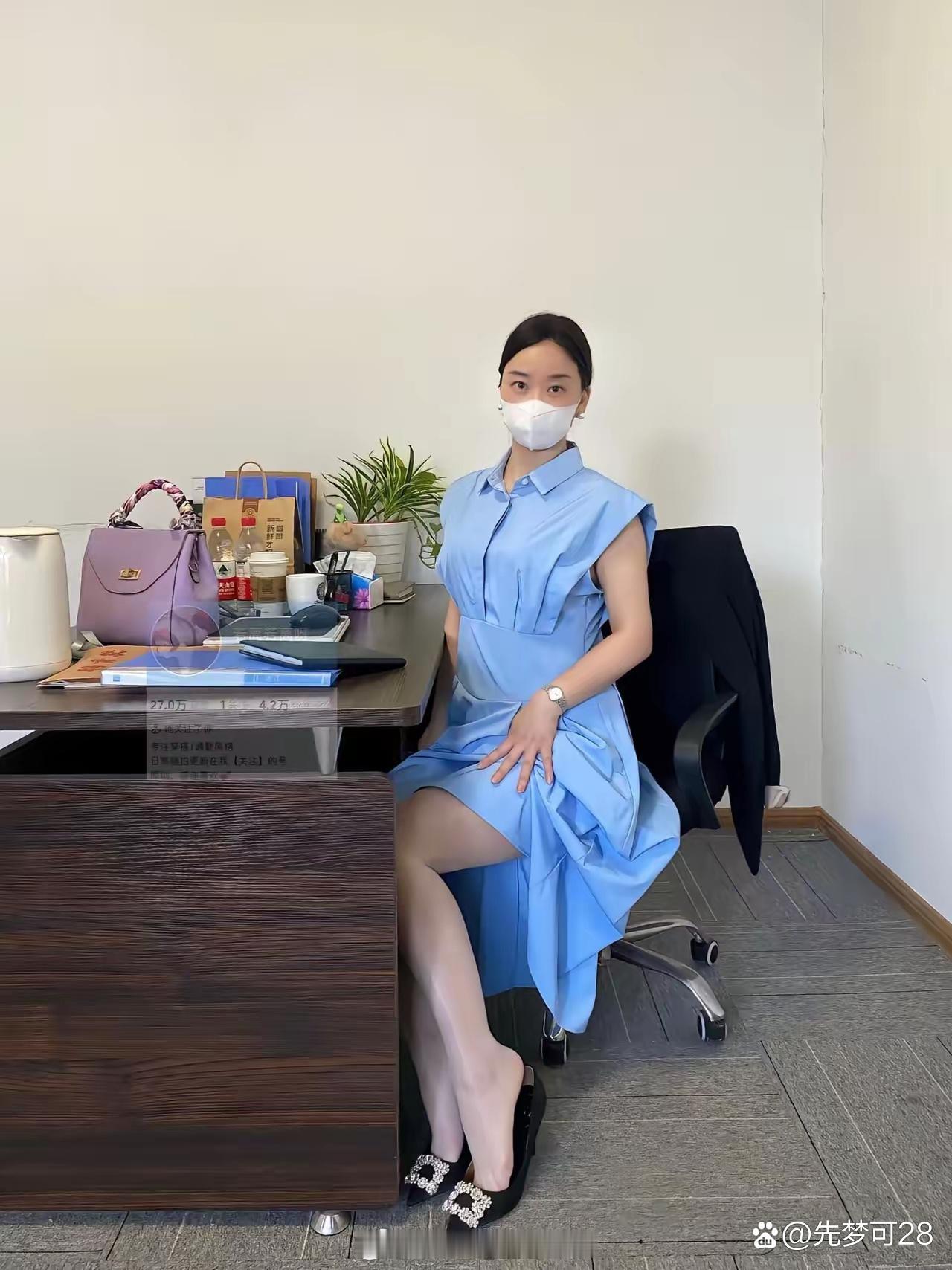 体制内绝对不会这么穿吧，除非家里有矿。