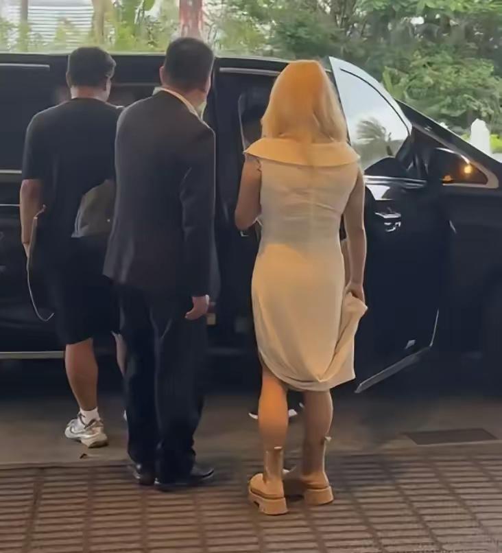 她扔了蓬蓬裙穿上工装裤，时尚圈骂她胖，却偷走她的穿搭公式。何洁去年红毯撕开不对