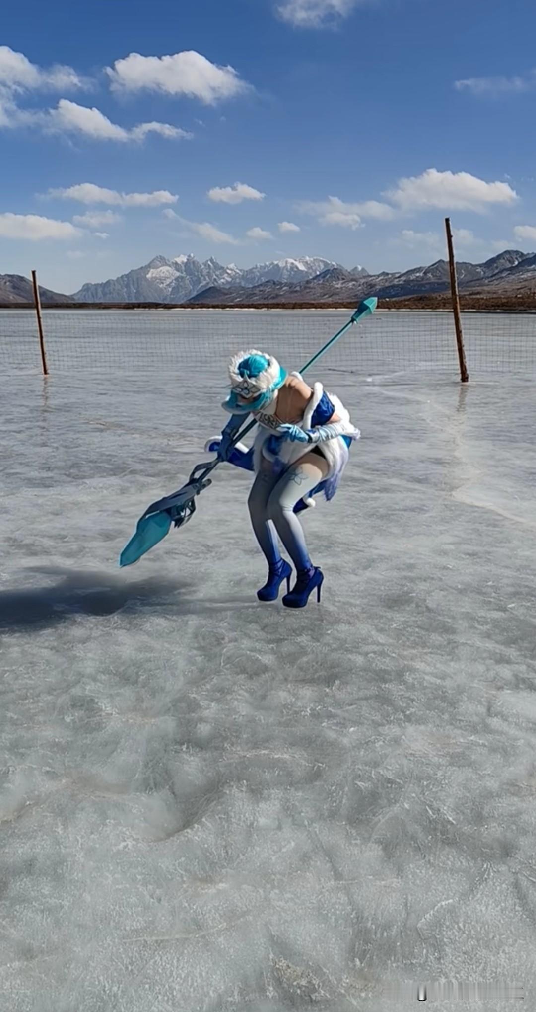 网友们太有才了，cos的是王昭君被后羿大鸟命中的样子[捂脸哭]身躯已然冰封，灵