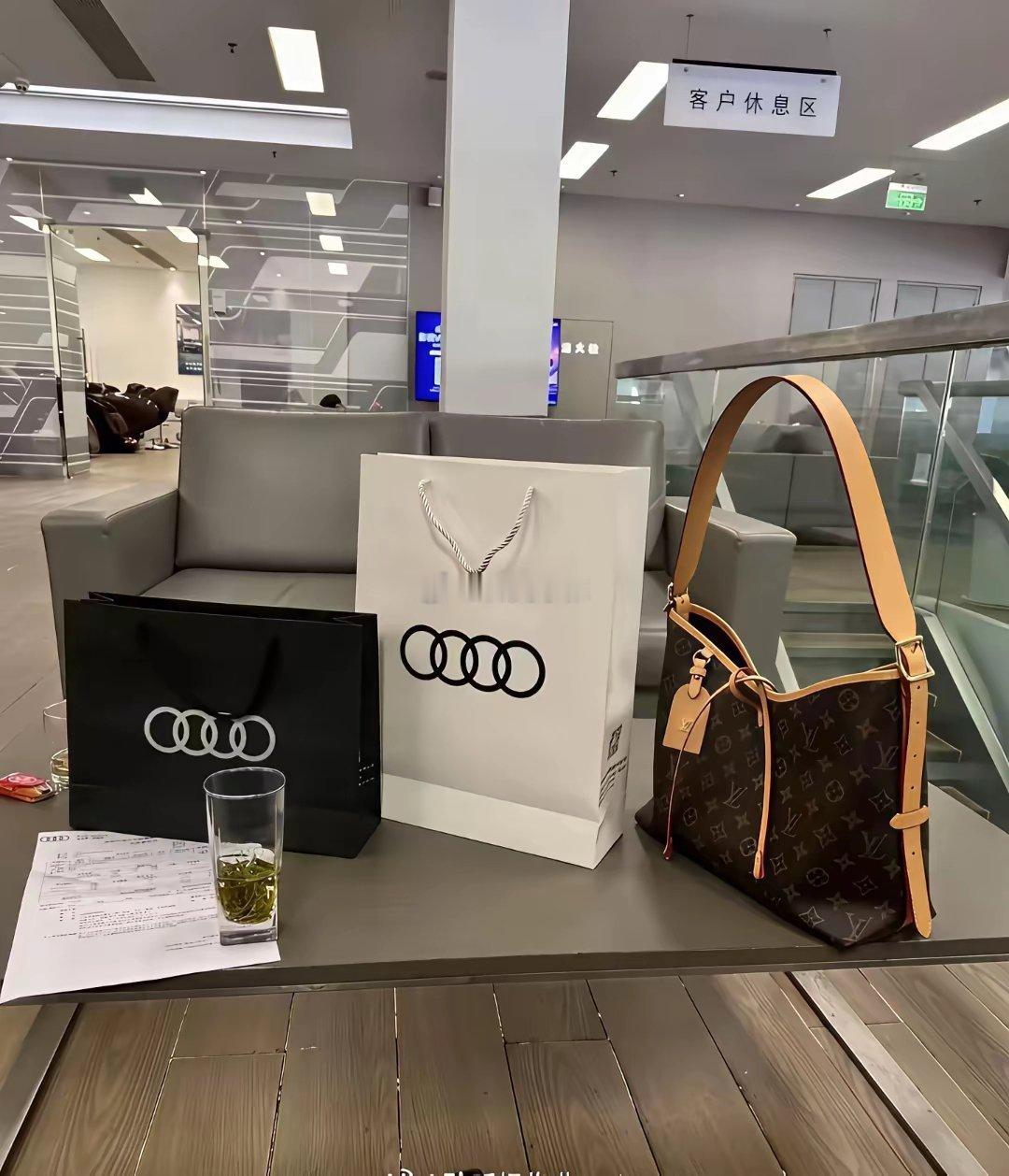 事实证明！某些男人找不到老婆不是没道理的，坐这半天都不带瞄一眼的……