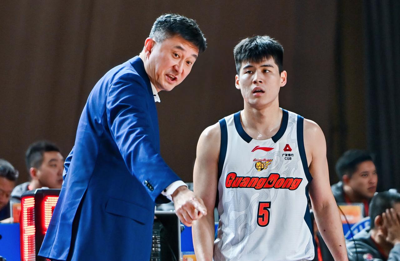 徐杰：胡队，陈家政上场打四川末节独得20分，这次首发得分、防守、组织都有所表现，