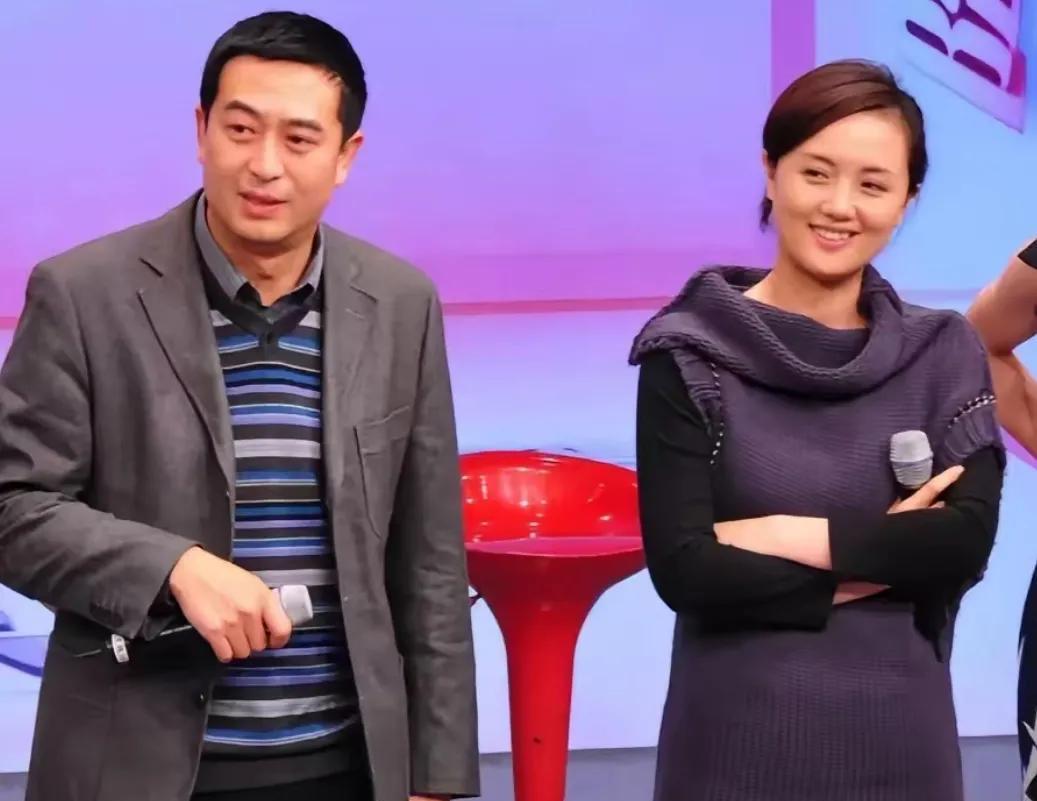 要不说朱媛媛情商高呢还特会唠嗑，她和张嘉译一起采访，记者问张嘉译：那些女孩围着