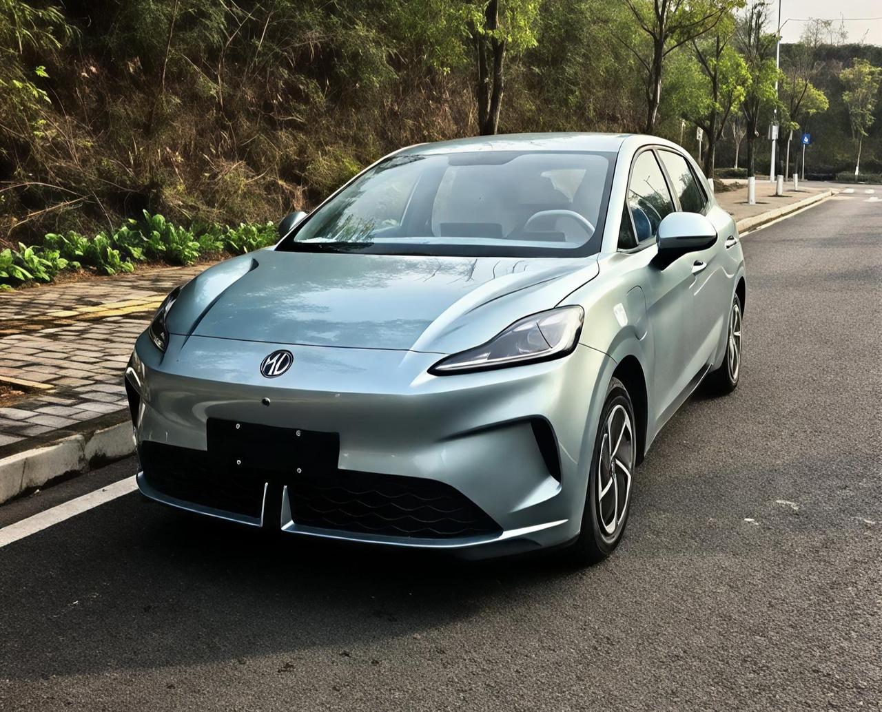 名爵MG4，低配和高配，价格差距过大了名爵MG4，车长4395mm，轴距27