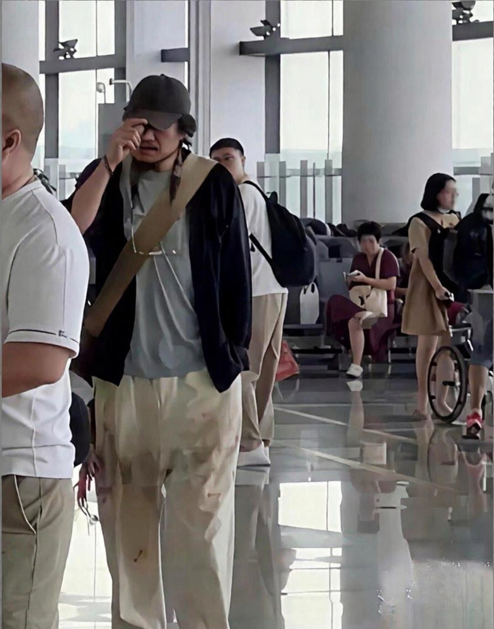 你以为他是流浪汉，其实人家穿的是巴黎世家。​​​