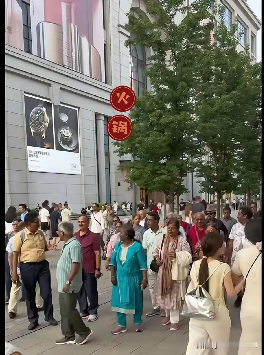 住在成都郊区的我出门逛街偶遇印度人，不是“缺人引进”，是开放的缩影最近在