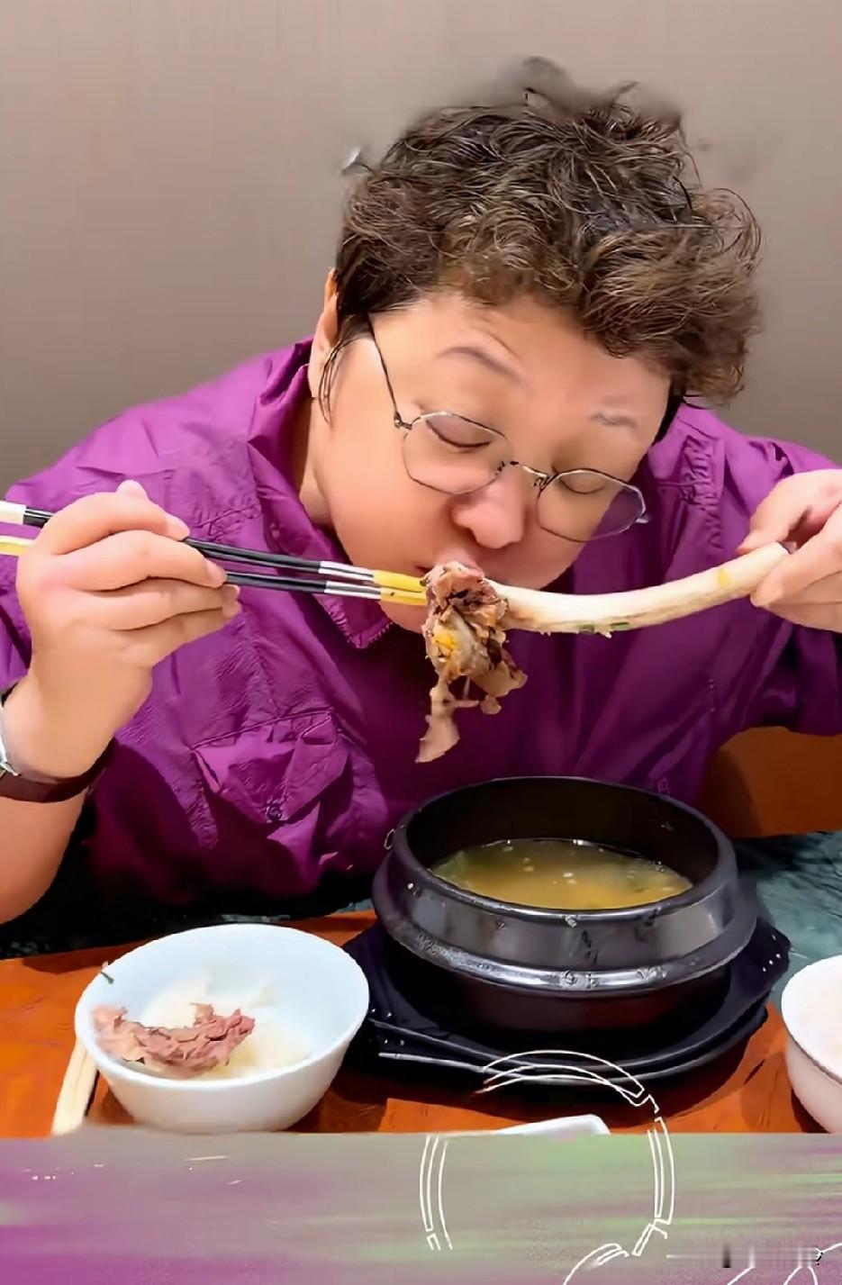 她大概除了上厕所，所有活动都要拍视频，手表不停的换，眼镜也是经常换，眼镜都是私人
