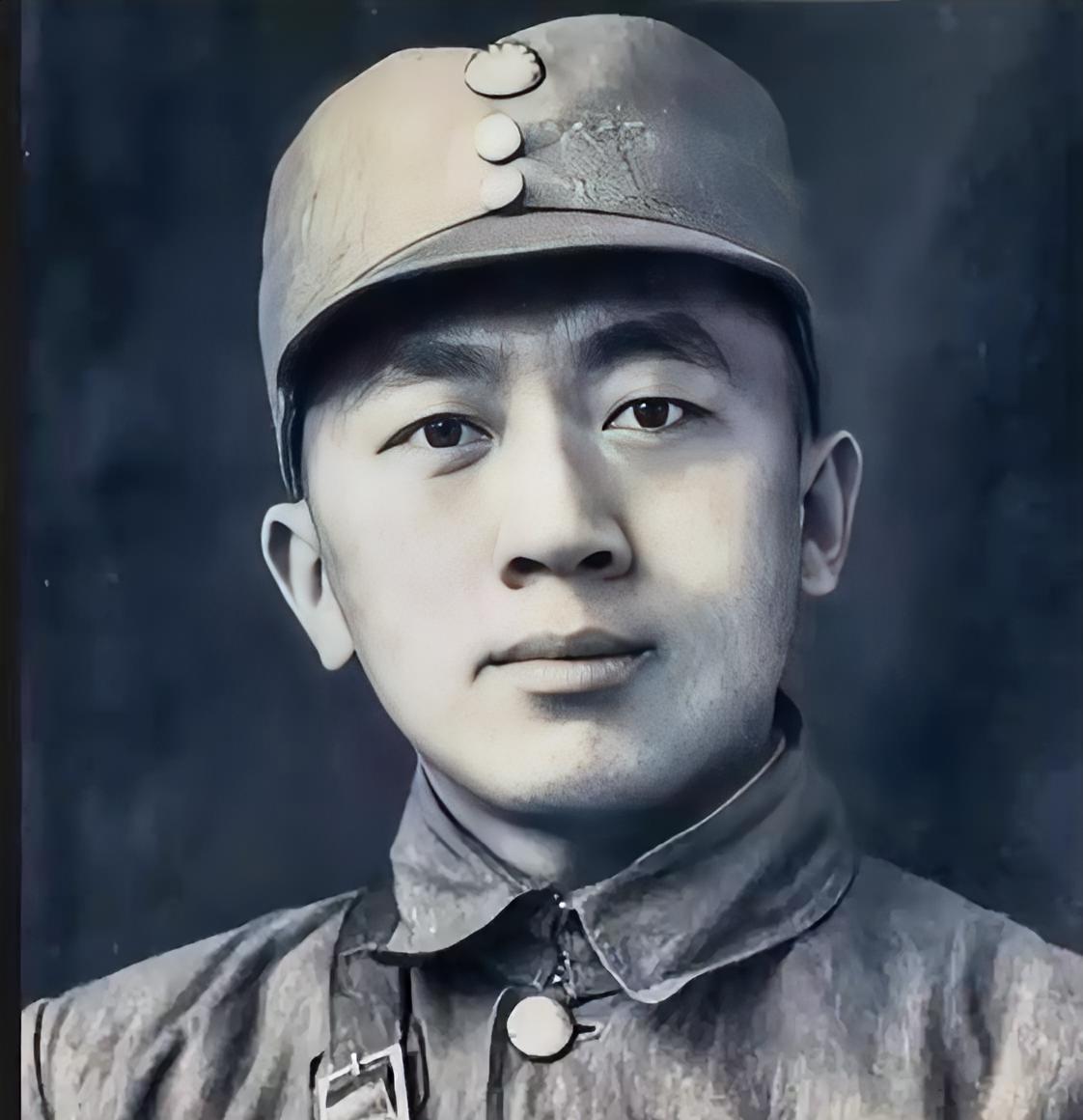 1944年，卧底敌营四年的施亚夫查哨归家，伪军副师长夫人突然拽住他低语：“日军已