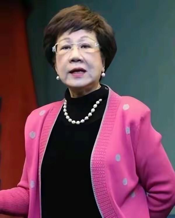 台湾地区前副领导人吕秀莲，去年12月份在接受岛内访谈节目采访时说：“两岸要好好的