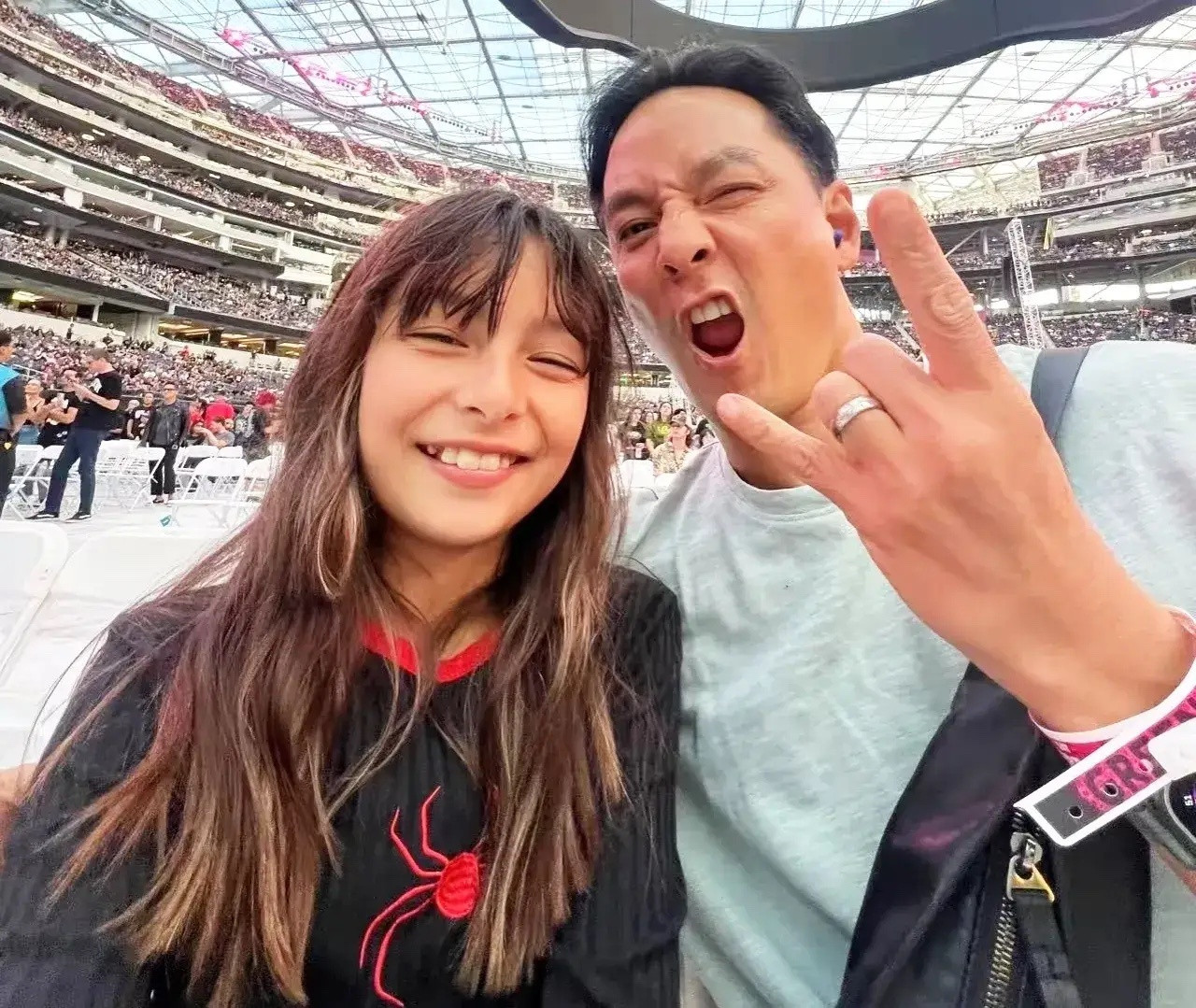 吴彦祖父亲节晒照，女儿长大了好多！不过小姑娘似乎没有继承父亲的神颜，她小的时候还