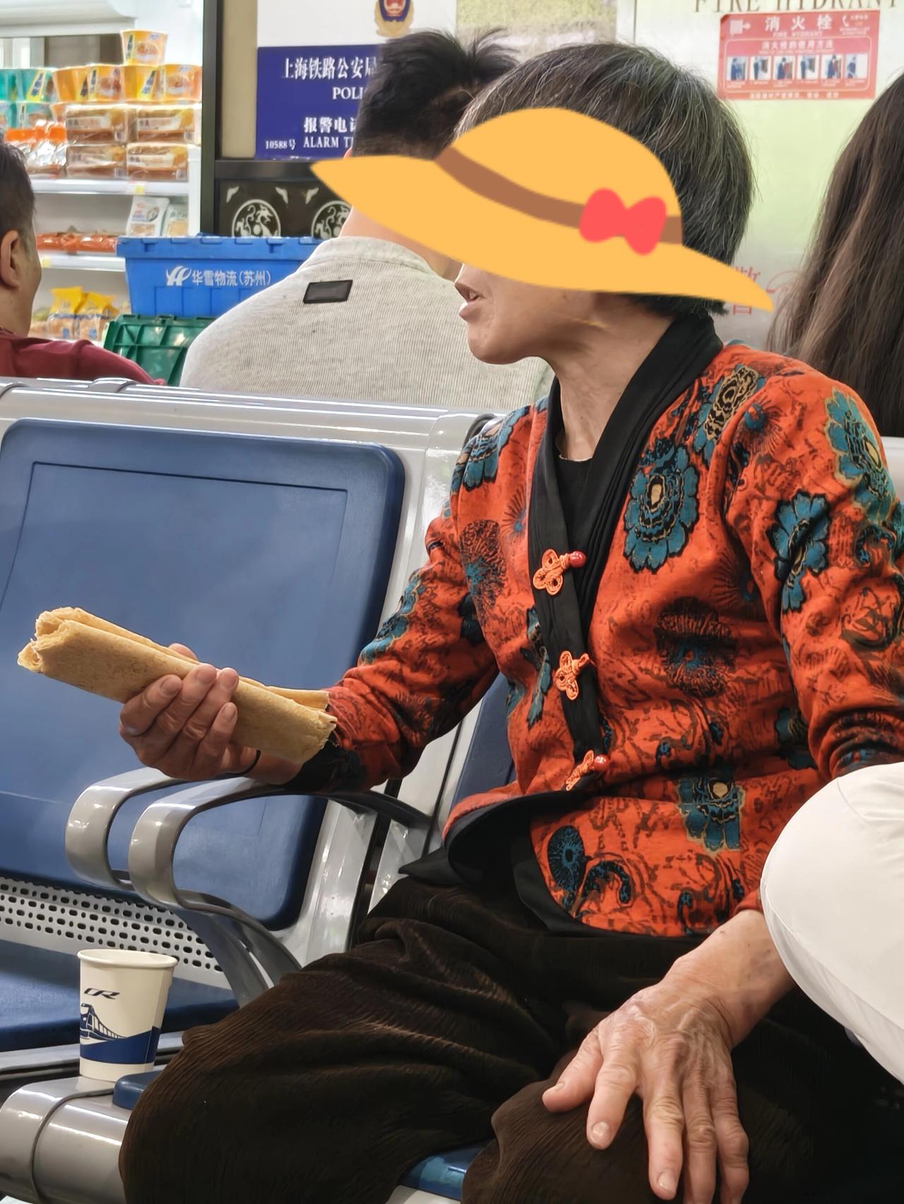 山东人喜爱吃山东大饼，这位大姐问我吃不吃，我婉拒了。说实话，并非不想吃，只是看着