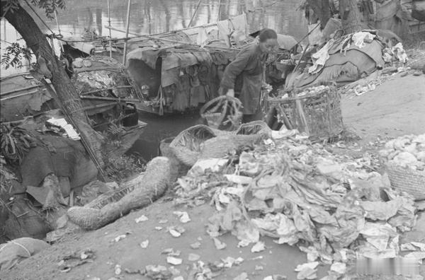 住在河道边的难民，上海，1933年