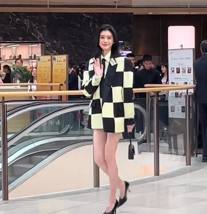 果然是超模的腿。搜狐娱乐。我嫁的不是豪门，我嫁的是爱情。如果没有爱情，什